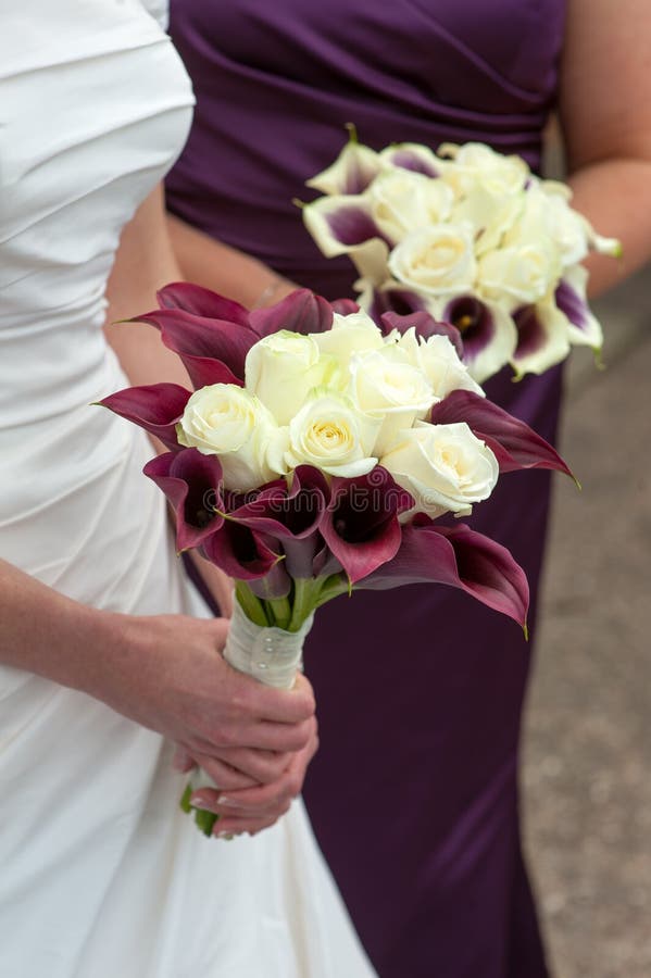 Braut und Brautjungfer mit Hochzeitsblumensträußen stockbilder Braut und Brautjungfer mit Hochzeitsblumensträußen stockbilder