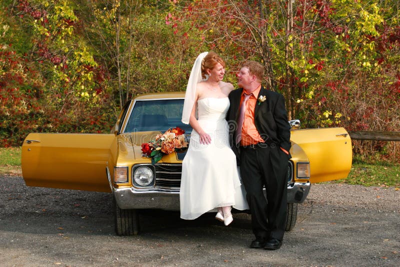 Braut und Bräutigam auf Auto stockfotos Braut und Bräutigam auf Auto stockfotos