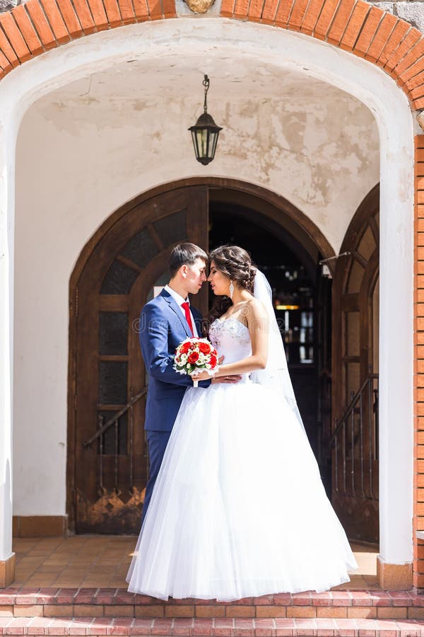 Braut und Bräutigam auf einem romantischen Moment draußen stockfotos Braut und Bräutigam auf einem romantischen Moment draußen stockfotos