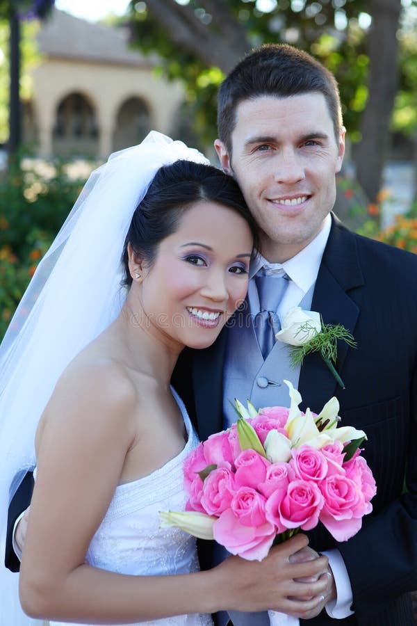 Braut und Bräutigam an der Hochzeit lizenzfreies stockbild Braut und Bräutigam an der Hochzeit lizenzfreies stockbild