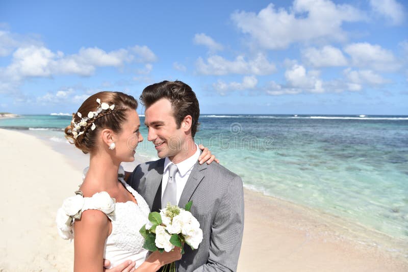 Braut und Bräutigam in der Liebe auf karibischem Strand lizenzfreies stockfoto Braut und Bräutigam in der Liebe auf karibischem Strand lizenzfreies stockfoto