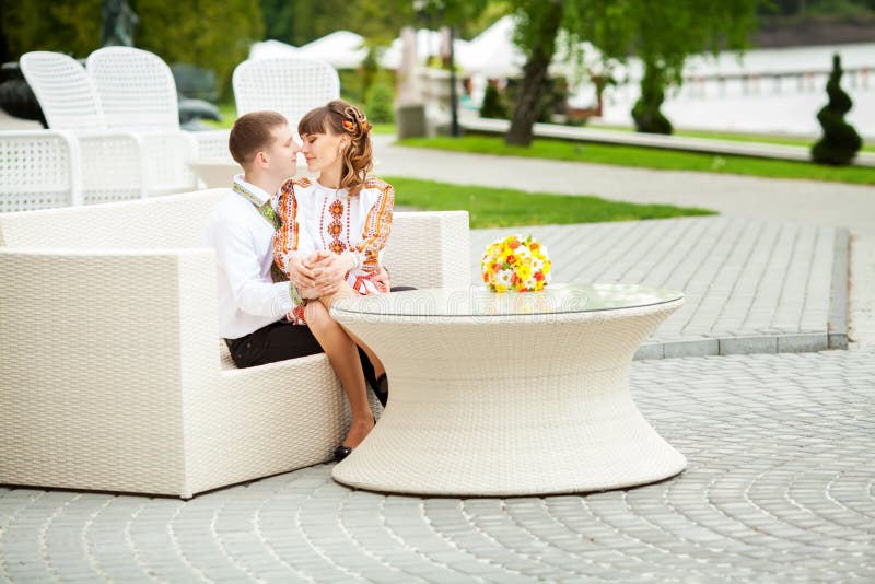 Braut und Bräutigam am Hochzeitstag draußen gehend auf Frühlingsnatur stockbilder Braut und Bräutigam am Hochzeitstag draußen gehend auf Frühlingsnatur stockbilder