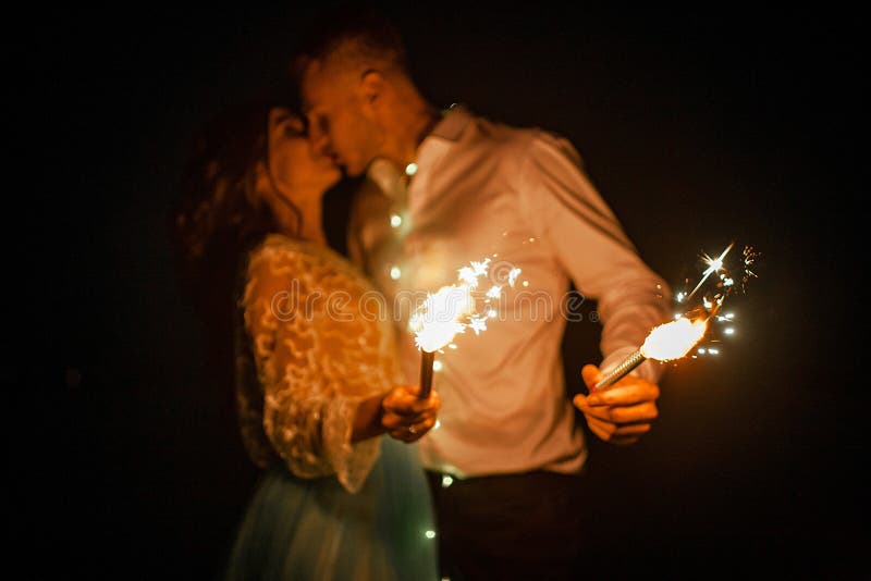 Braut und Bräutigam küssen und brennen Bengal-Lichter nachts nahaufnahme lizenzfreie stockfotos Braut und Bräutigam küssen und brennen Bengal-Lichter nachts nahaufnahme lizenzfreie stockfotos