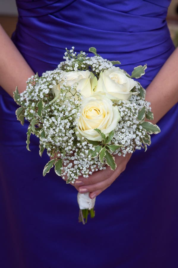 Brautjungfer, die einen Hochzeitsblumenstrauß hält lizenzfreie stockfotos Brautjungfer, die einen Hochzeitsblumenstrauß hält lizenzfreie stockfotos