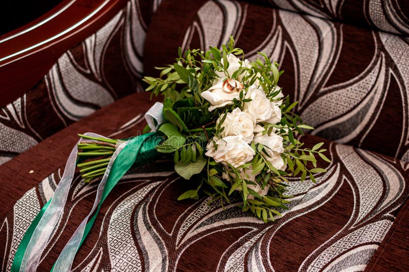 Brautstrauß von weißen Rosen mit Eheringen. Brautstrauß mit bunten Blumen