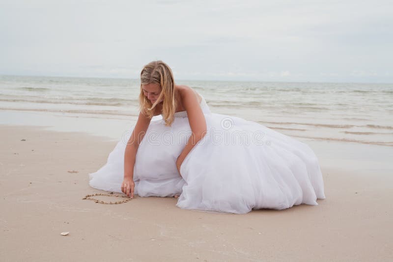 Brautzeichnungsinneres auf dem Sand stockfotos Brautzeichnungsinneres auf dem Sand stockfotos