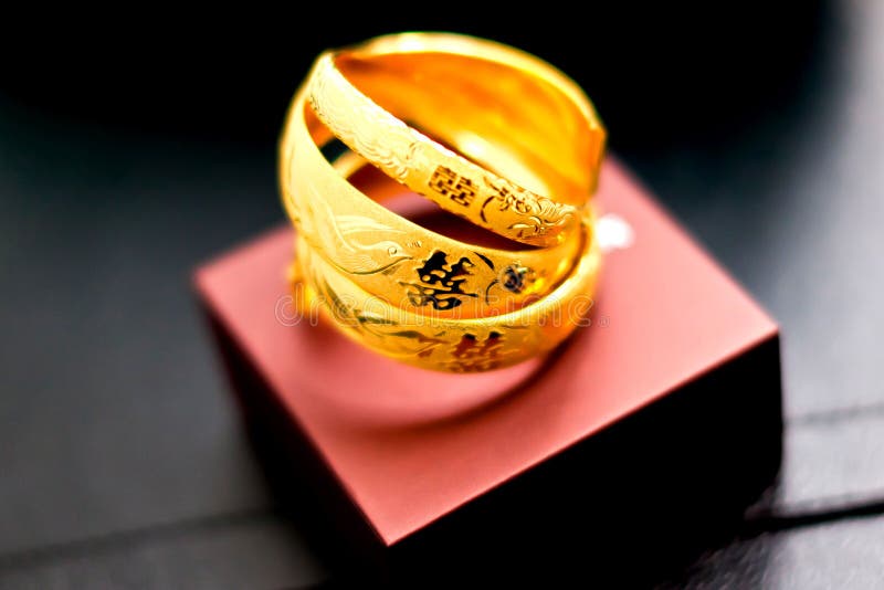 Brazaletes Del Oro Del Chino Tradicional Para Casarse Imagen de - Imagen de chino, 40360793