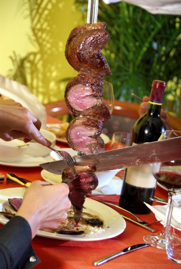 Brasiliano grigliate di carne su spiedini.