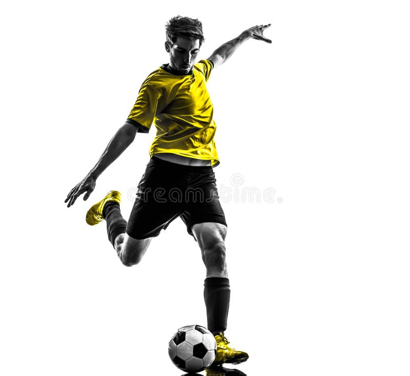 Una brasiliana di calcio, giocatore di calcio a giovane calci in silhouette studio sul sfondo bianco.