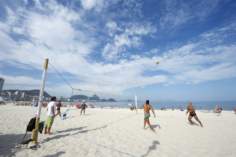 Brazilianen die Strandvolleyball Rio de Janeiro Brazil Sunset spelen stock foto's Brazilianen die Strandvolleyball Rio de Janeiro Brazil Sunset spelen stock foto's