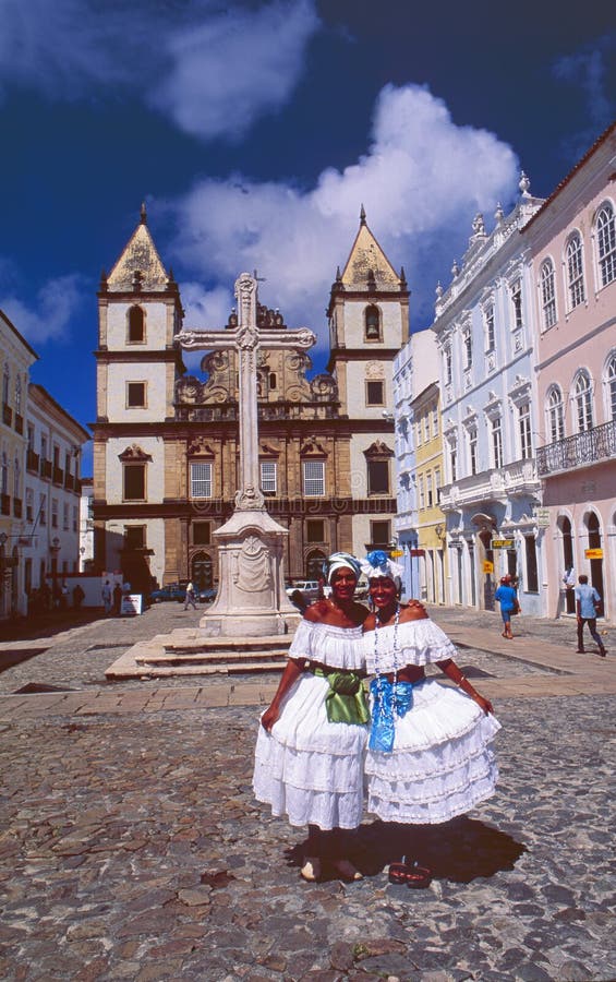 Brazilië: Twee vrouwen in de Pelourinho, het werelderfgoed van de UNESCO van Salvador de Baha stock afbeelding Brazilië: Twee vrouwen in de Pelourinho, het werelderfgoed van de UNESCO van Salvador de Baha stock afbeelding