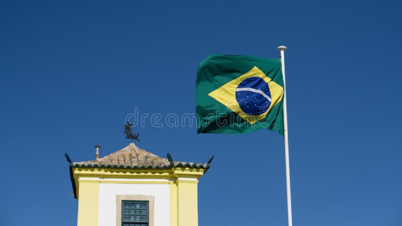 Brazylijczyka chorągwiany latanie przy Brazylijskim konsulatem w Faro, Algarve, Portugalia fotografia stock Brazylijczyka chorągwiany latanie przy Brazylijskim konsulatem w Faro, Algarve, Portugalia fotografia stock