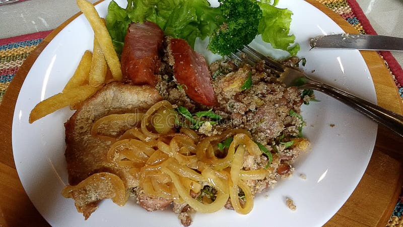 Brazylijski kulinarny lunch z mięsem i sałatką zdjęcia stock Brazylijski kulinarny lunch z mięsem i sałatką zdjęcia stock