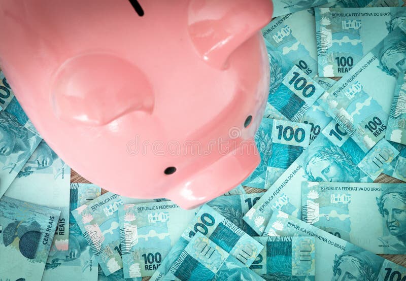 Brazylijski pieniądze, reais i prosiątko bank, Ratujący pieniądze i deponujący fotografia royalty free Brazylijski pieniądze, reais i prosiątko bank, Ratujący pieniądze i deponujący fotografia royalty free