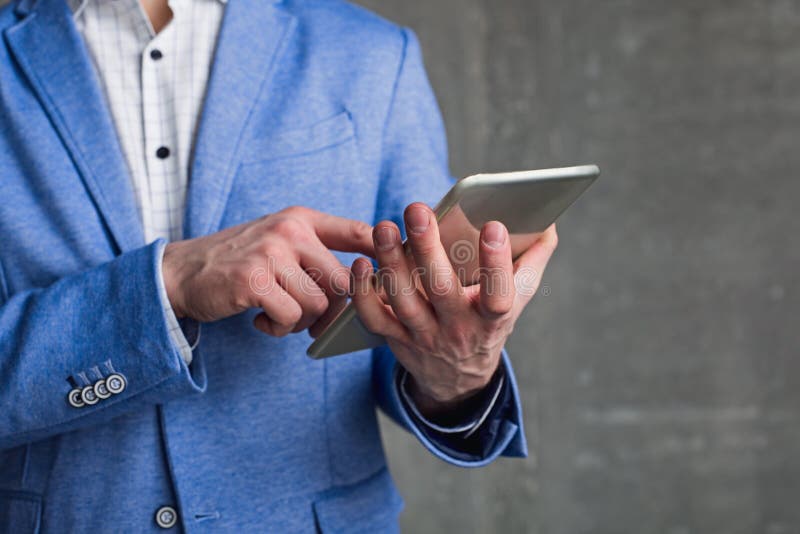 Braço do homem de negócios usando o dispositivo digital fotografia de stock Braço do homem de negócios usando o dispositivo digital fotografia de stock