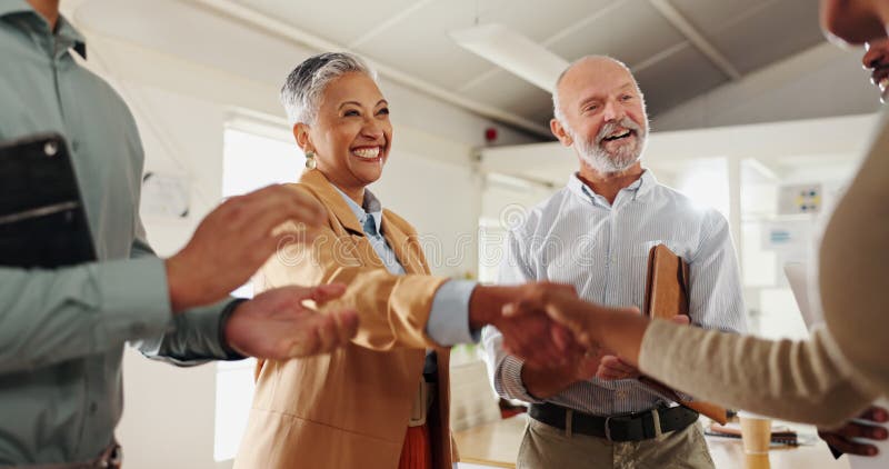 Braço e aplausos das mulheres empresárias lidam com negociação de sorriso e acordo b2b com diversidade. pessoal executivo