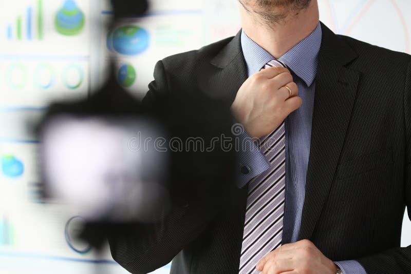 Braço masculino no close up azul do laço do grupo do terno sobre fotos de stock Braço masculino no close up azul do laço do grupo do terno sobre fotos de stock
