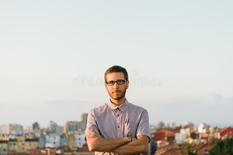 Braços espertos sérios do cruzamento do homem do lookin imagem de stock royalty free Braços espertos sérios do cruzamento do homem do lookin imagem de stock royalty free