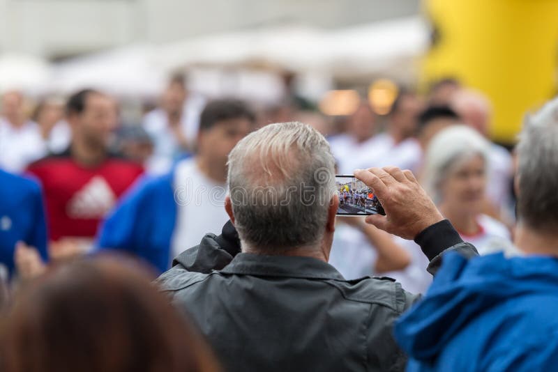 Brać Cyfrowej fotografię z Smartphone podczas Jawnego miasto maratonu wydarzenia sportowego zdjęcia royalty free Brać Cyfrowej fotografię z Smartphone podczas Jawnego miasto maratonu wydarzenia sportowego zdjęcia royalty free