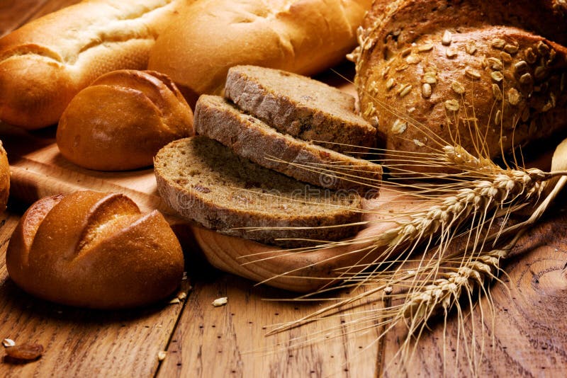 Vari tipi di pane su sfondo di legno.