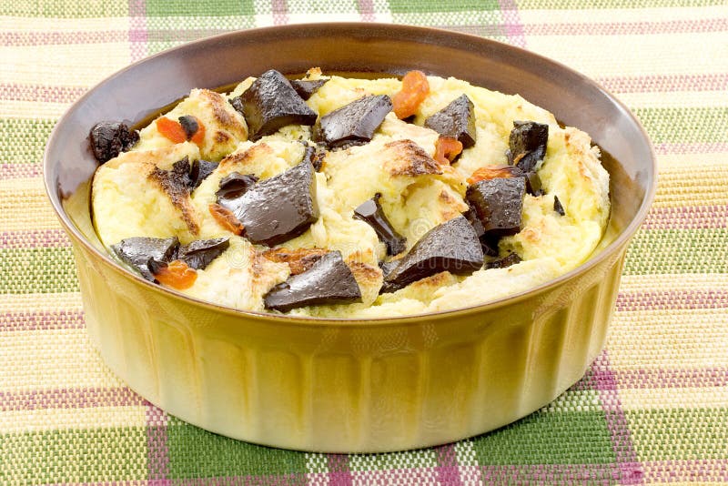 Budino di pane fatto con pane francese, provare ad aggiungere i pezzi di cioccolato e albicocche secche a questo comfort food.