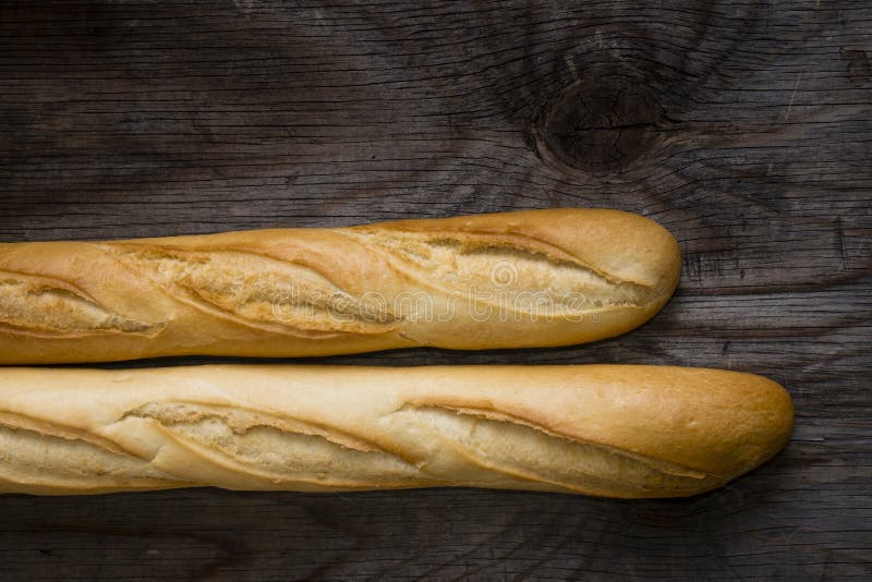 Pâine pe masă de lemn rustic stock image