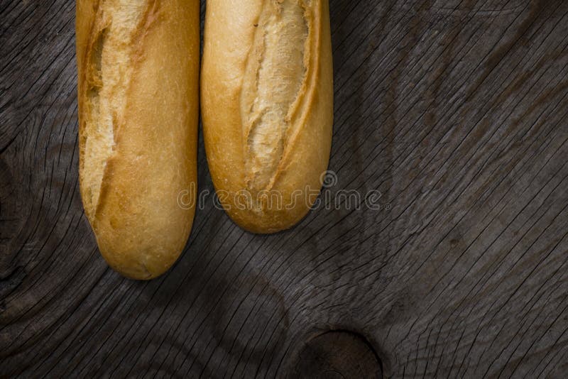 Pâine pe masă de lemn rustic stock photo