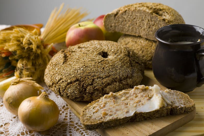 Entero una barra de pan rebanada de tradicional pan horneado en tradicional pan horno.