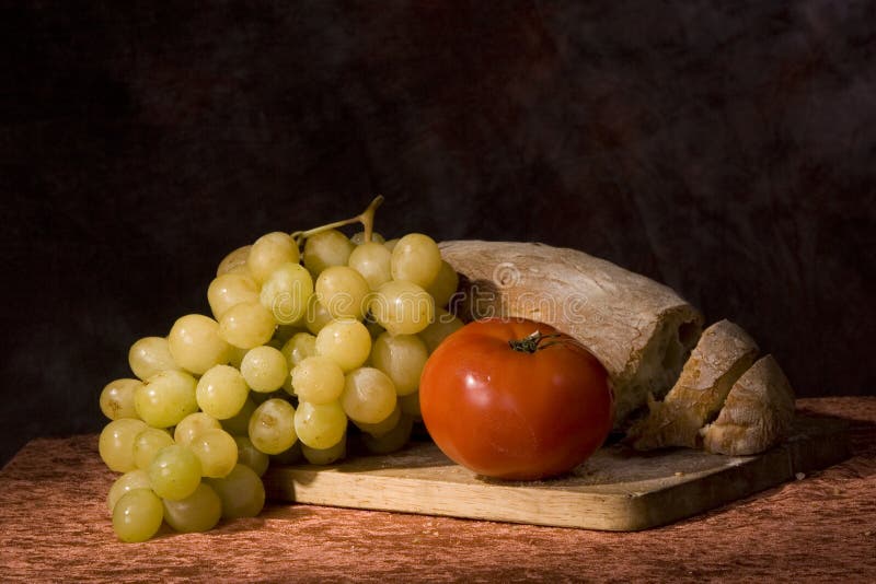 Bread, tomato and grapes