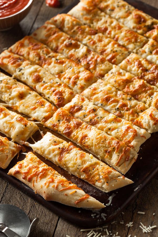 Breadsticks caseosos hechos en casa con Marinara fotografía de archivo libre de regalías Breadsticks caseosos hechos en casa con Marinara fotografía de archivo libre de regalías