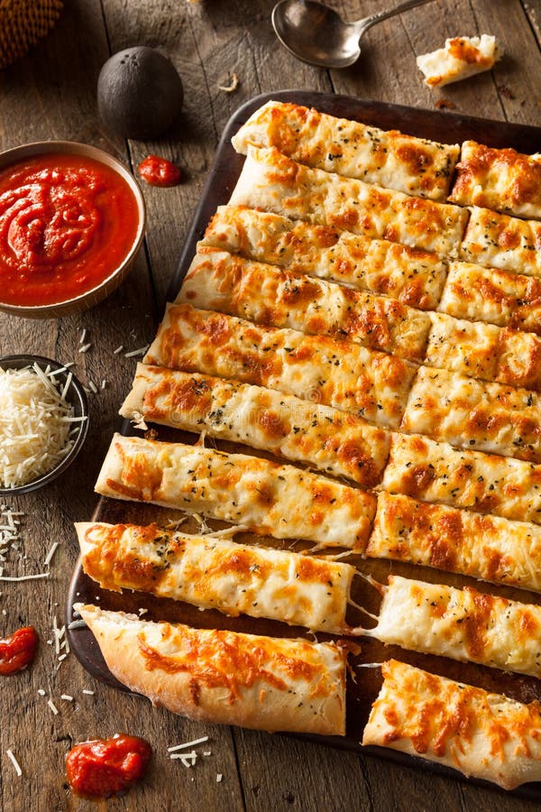 Breadsticks caseosos hechos en casa con Marinara fotos de archivo Breadsticks caseosos hechos en casa con Marinara fotos de archivo