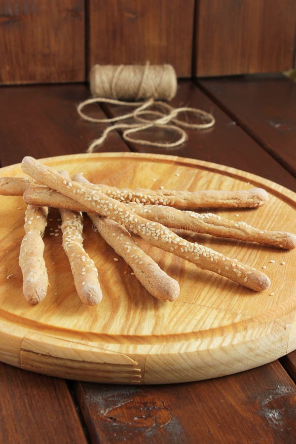 Breadsticks med sesam, grissini arkivbild Breadsticks med sesam, grissini arkivbild