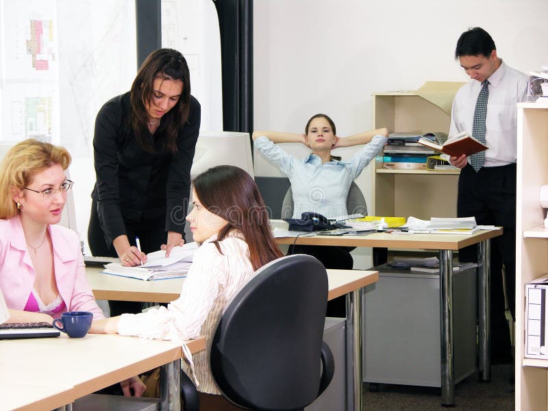 Un poco personas en negocios en oficina.