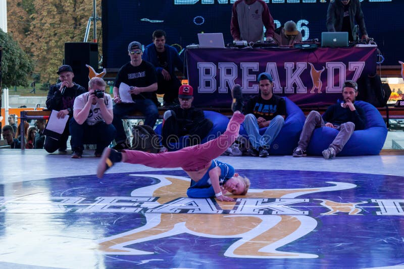 Breakdance profesional del baile del atleta imágenes de archivo libres de regalías Breakdance profesional del baile del atleta imágenes de archivo libres de regalías