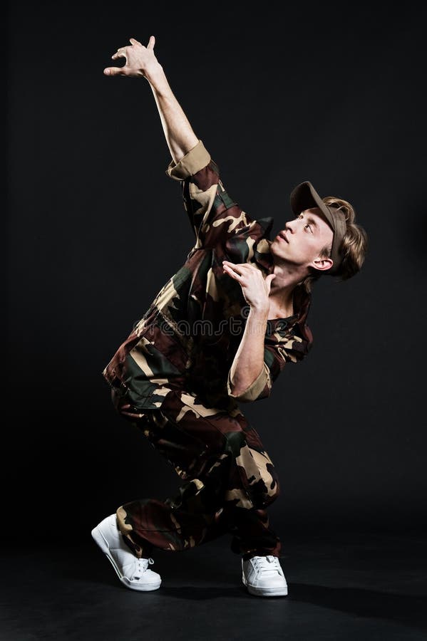 Breakdancer considerável no uniforme militar fotos de stock