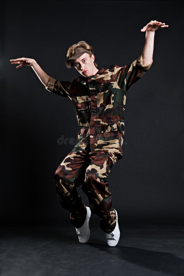 Breakdancer no uniforme militar fotografia de stock