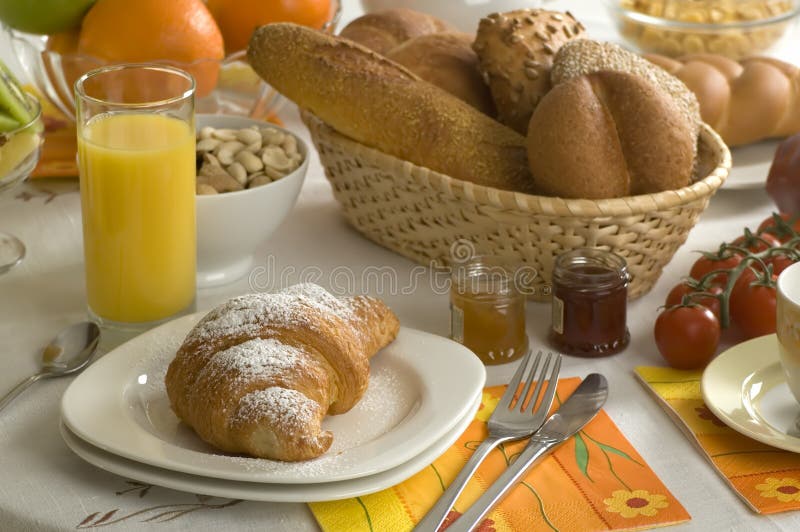 Rotolo, succo, pane, un caffè organizzato colazione 