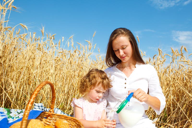 Breakfast in field