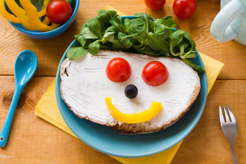 Breakfast for kids: healthy funny face sandwich