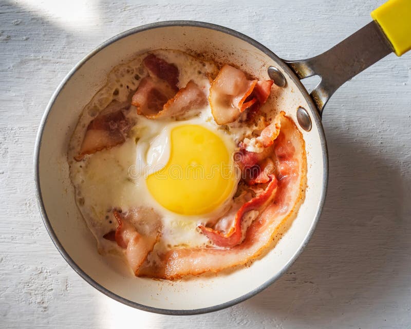https://thumbs.dreamstime.com/b/breakfast-scrambled-eggs-bacon-small-frying-pan-close-up-top-view-223200354.jpg
