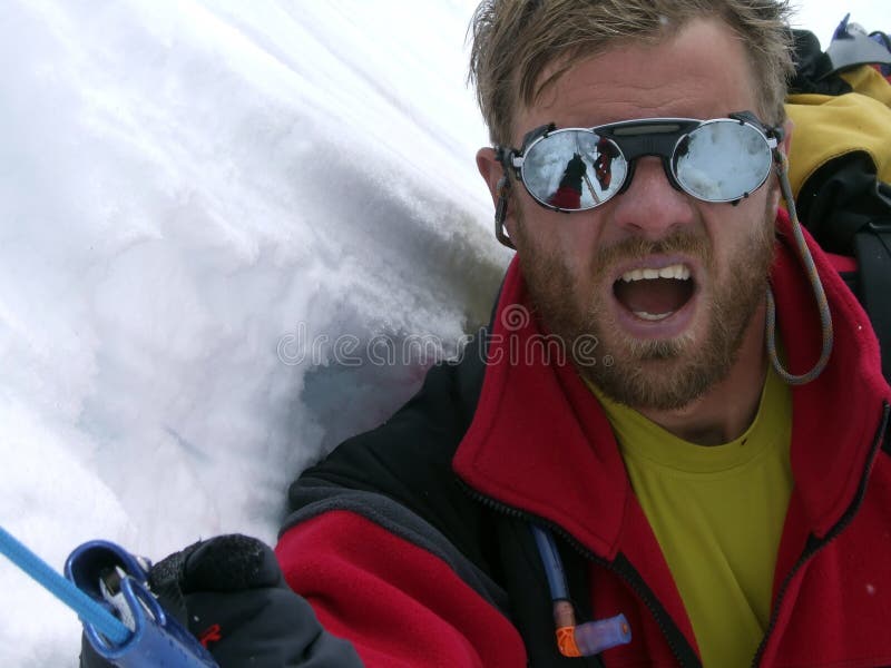 Alpinista sul nevoso ripido pendenza.