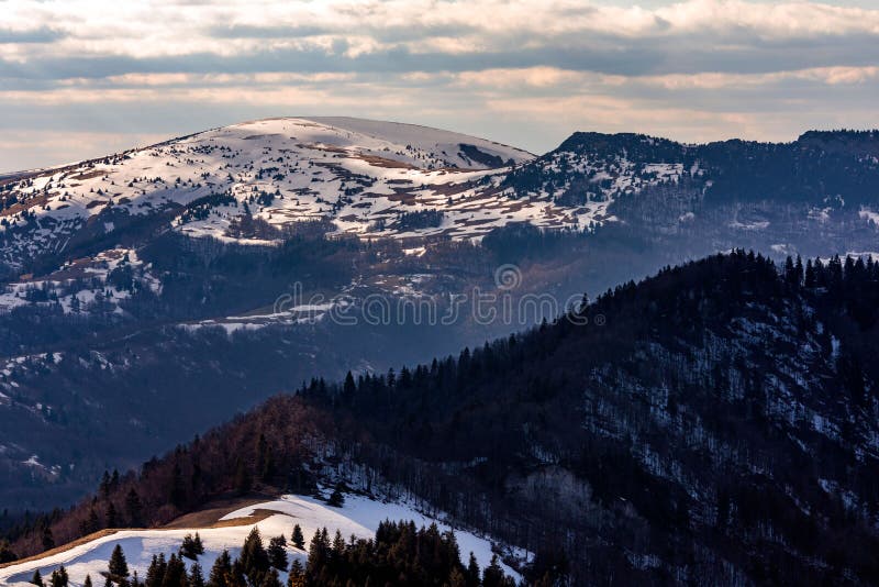 Úchvatná hornatá krajina medzi Veľkou Fatrou a Nízkymi Tatrami, Slovensko