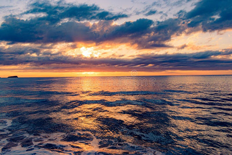 Reflective Seascape: Bức tranh tuyệt đẹp của mặt biển phản chiếu ánh nắng chói chang như một tấm gương phản ảnh lại những vẻ đẹp của thiên nhiên, là thước phim đáng xem để tạm gác lại những áp lực cuộc sống hàng ngày.