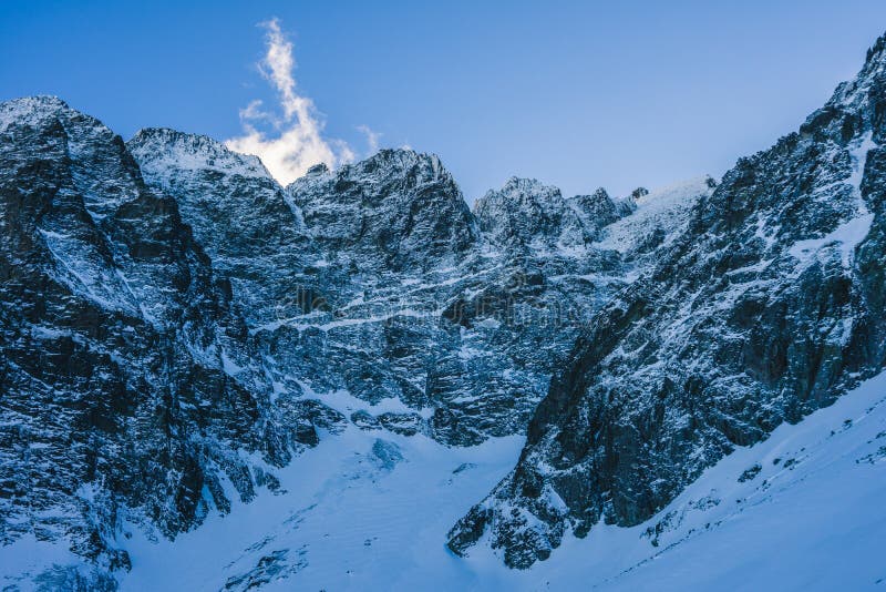Úchvatný pohľad na nádherné hory pokryté snehom pod modrou oblohou na Slovensku