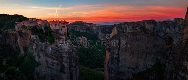 Breathtaking widok od Meteoru, Varlaam monaster przy zmierzchem, Grecja zdjęcie stock Breathtaking widok od Meteoru, Varlaam monaster przy zmierzchem, Grecja zdjęcie stock