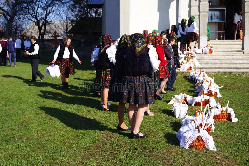 BREB, RUMANIA - 29 ABRIL, 2019 - Locales Vestidos Con Ropa Tradicional, Celebrando Las Fiestas De Pascua, Maramures Foto editorial - Imagen de ropas, tradicional: 179850931