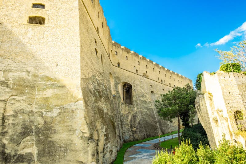 Bred sikt av den stora väggen av slotten i Naples Castel Sant Elmo i Italien arkivbild Bred sikt av den stora väggen av slotten i Naples Castel Sant Elmo i Italien arkivbild
