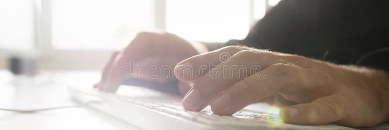 Bred siktsbild av affärsmannen som programmerar genom att använda datorkeyboa arkivbild Bred siktsbild av affärsmannen som programmerar genom att använda datorkeyboa arkivbild