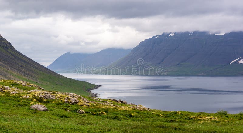 Bred vinkelpanorama av det Dynjandisvogur landskapet i Island royaltyfria bilder Bred vinkelpanorama av det Dynjandisvogur landskapet i Island royaltyfria bilder