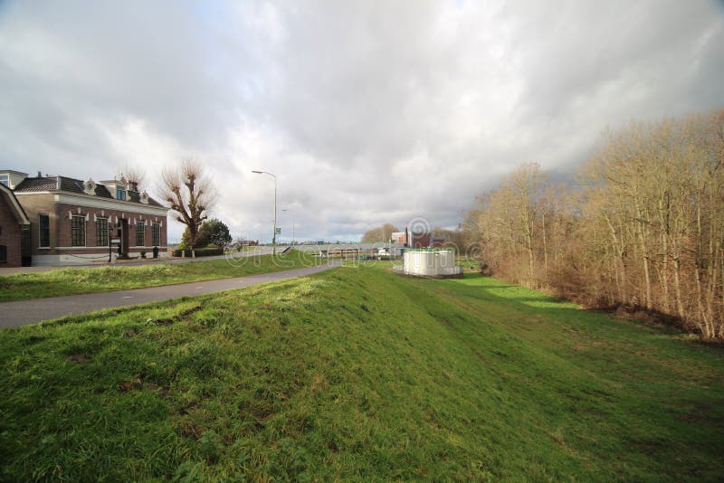 Bred vinkelöverblick av fördämningen på floden Hollandse IJssel på Moordrecht, Nederländerna arkivbilder Bred vinkelöverblick av fördämningen på floden Hollandse IJssel på Moordrecht, Nederländerna arkivbilder